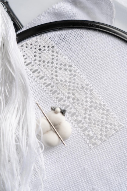 Ręce haftujące delikatny wzór